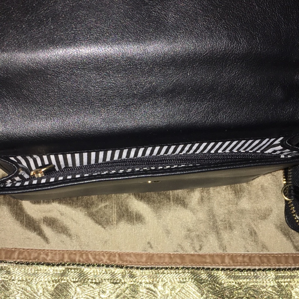 Black 2 in 1 wallet on with removable adjustable strap - Picture 10 of 11
